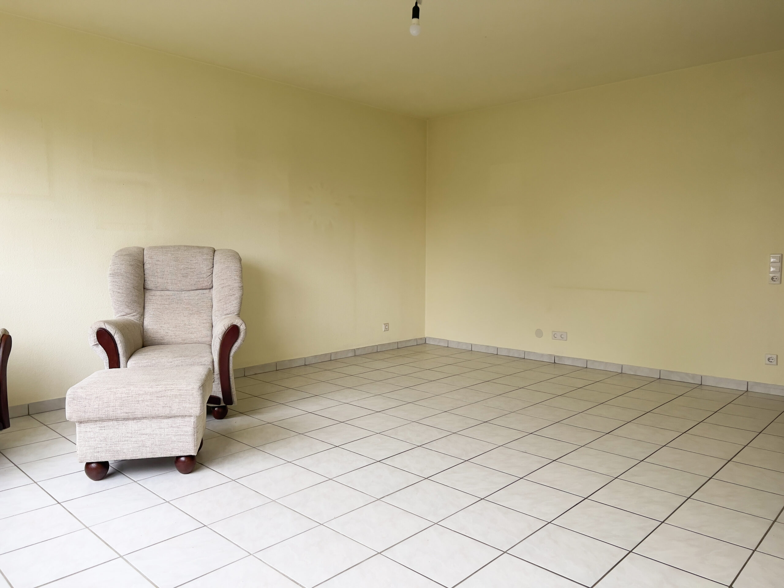Wohnzimmer aus einer anderen Perspektive vor dem Home Staging