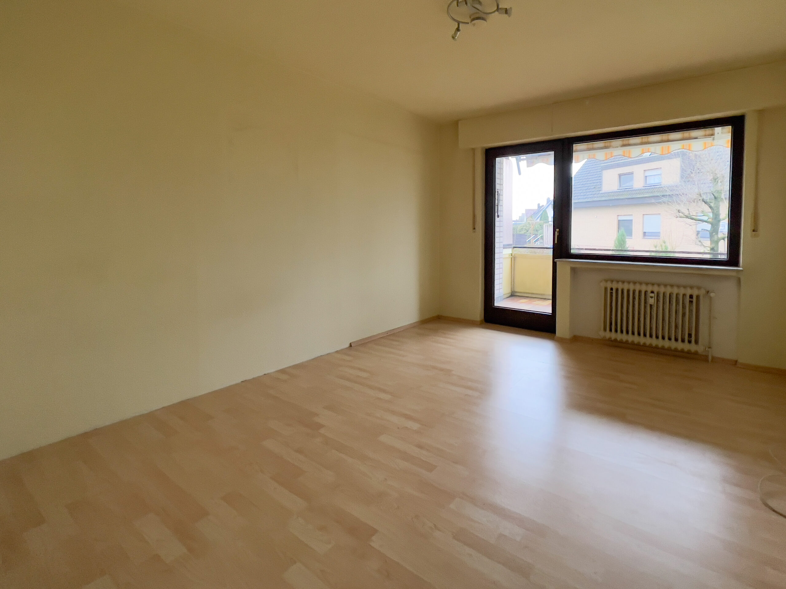 Schlafzimmer vor Renovierung und Home Staging