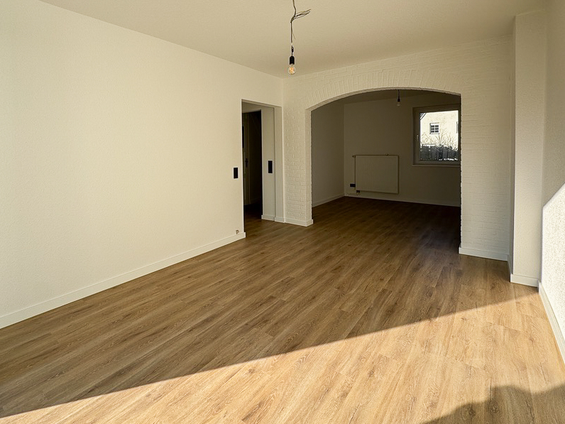 Ein leeres Wohnzimmer vor dem Home Staging