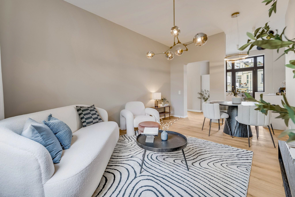 Musterwohnung One Lindemann Heimstil-13 Wohnzimmer mit offenem Essbereich nach dem Home Staging durch Heimstil Homedesign in Dortmund